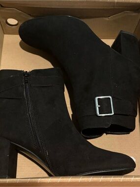 Dolcetta Women's Black Ankle Booties - Sleek Zip Detail